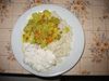 Indická potrava na večeři - raitha, curry omáčka a&nbsp;rýže