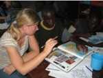 Iva Chatrná doučuje děti v Kongu 