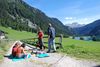 Hory, jezero, tráva, krávy, přirodní pramen, sluníčko a odemčená lednička s kasičkou. Prostě 6-ti hvězdičková alpská restaurace.