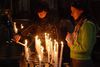 Nové české dobrovolnice Monika (Bulharsko) a Veronika (Německo) zapalují svíčky před kaplí, kam se Don Bosco chodil modlit za své povolání.